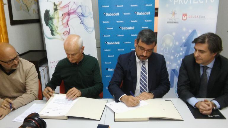 El concejal de Industria, Manuel Ibáñez, y el director de zona de Sabadell, Manuel San Juan, firman el convenio