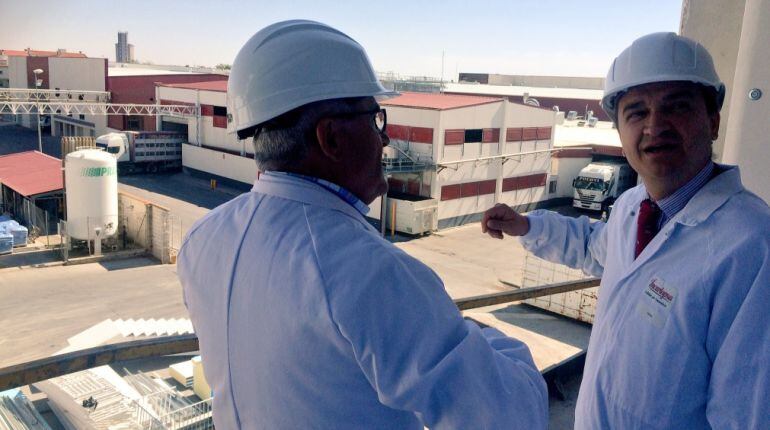 El consejero, Francisco Martínez Arroyo, con el Emilio Loriente, director de Incarlopsa, visitando la ampliación de las instalaciones