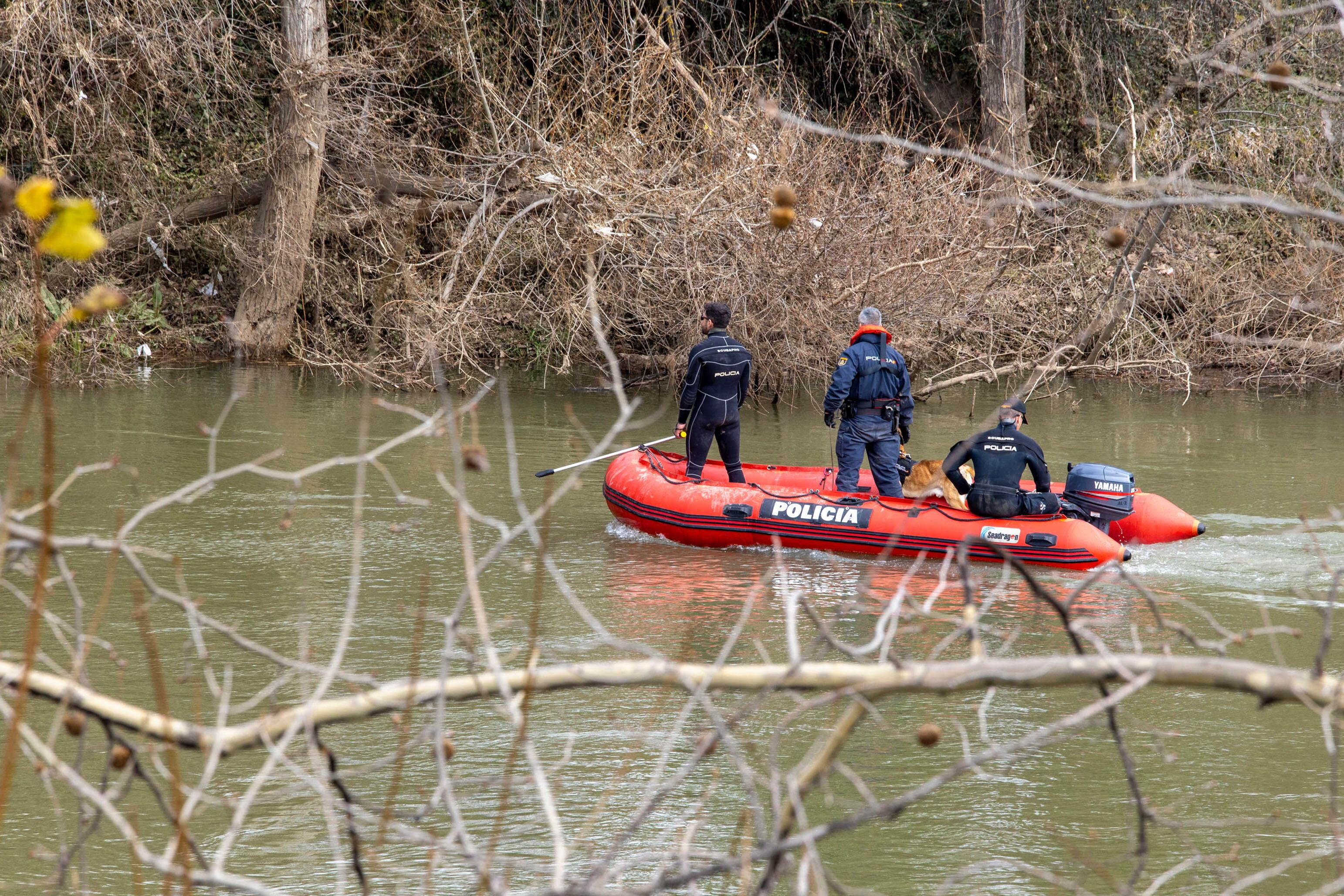 LOGROÑO 12/03/2024.- Efectivos de los Grupos Especiales de Operaciones (GEO) y perros especializados en la búsqueda de personas centran sus trabajos este martes en el cauce del río Iregua, mientras continúa la búsqueda del joven Javier Márquez, quien permanece desaparecido desde la madrugada del 2 al 3 de marzo. EFE/ Raquel Manzanares