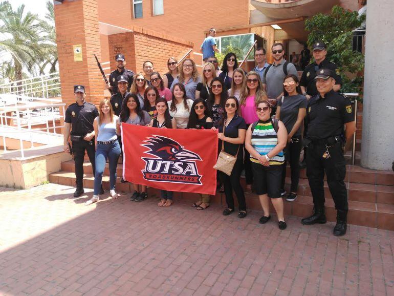 Alumnos de la Universidad de Texas en la Comisaría