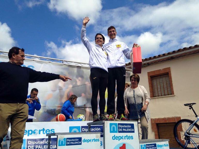 Elisa Hernández y Miguel Martín en el podio de Quintana acompañados por Mariano Haro y Consolación Cancho, alcaldesa de Quintana del Puente. 