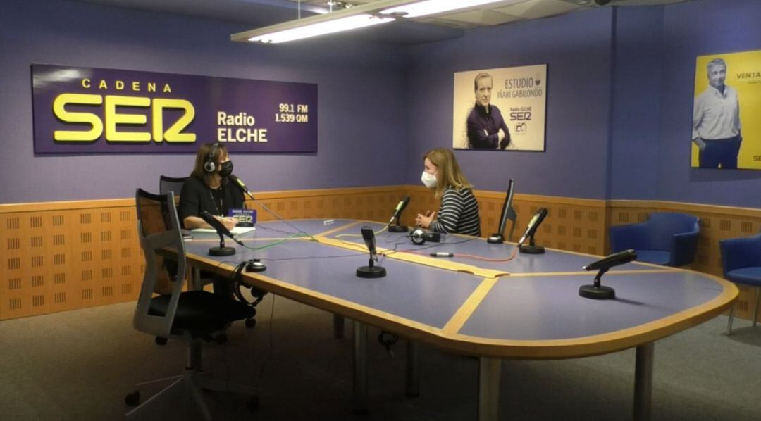 Cristina Medina y Mercedes Gomis en el estudio Iñaki Gabilondo de Radio Elche Cadena SER