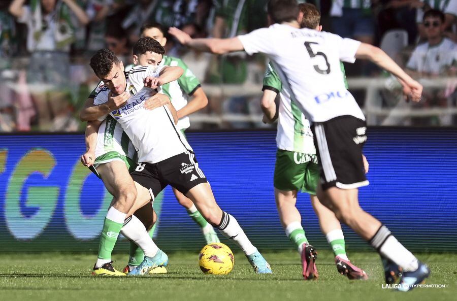 Curro Sánchez y Atienza en el partido de esta pasada temporada disputado ante el Racing de Santander en El Plantío. / Foto: LaLiga