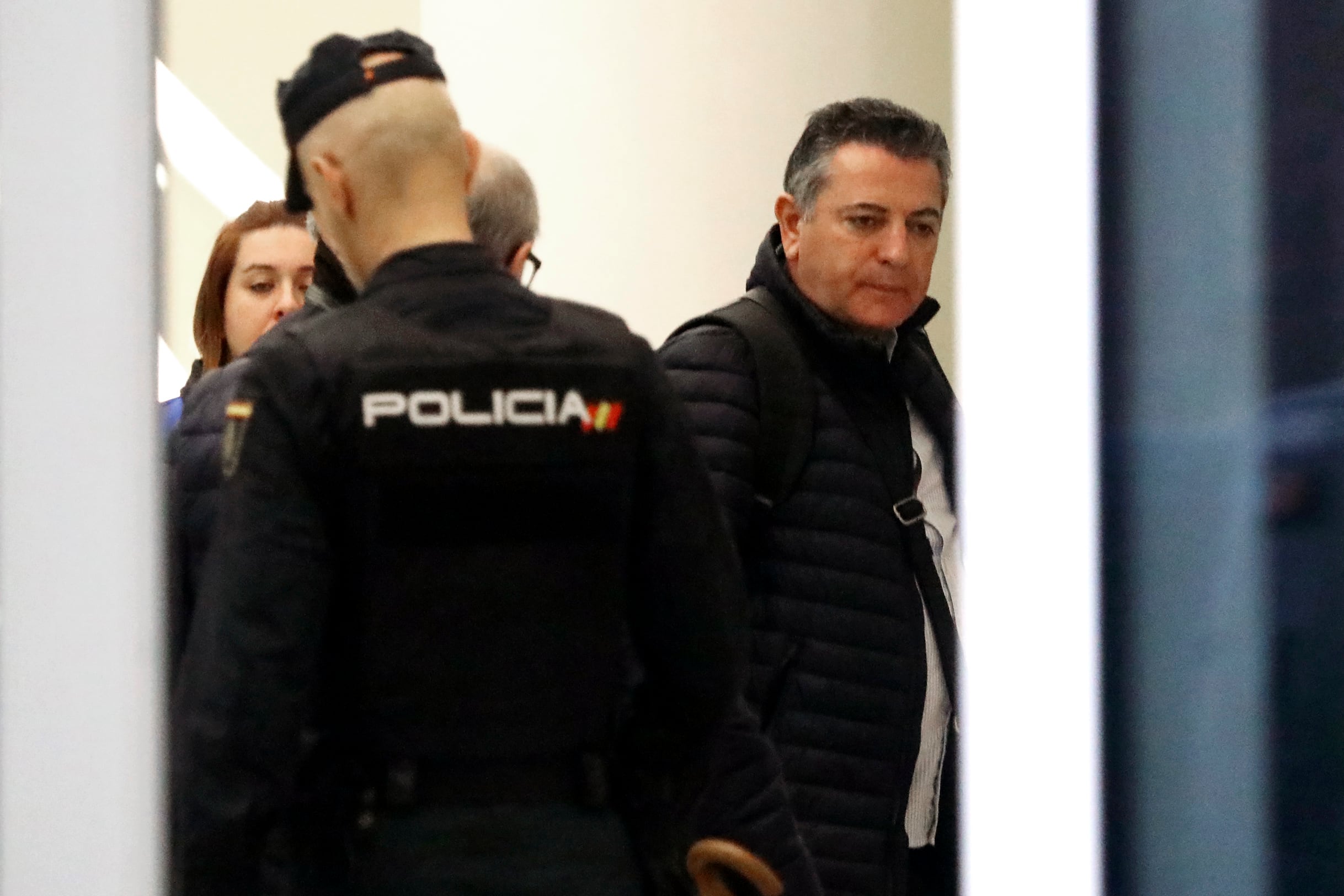 Manuel González Sánchez (d), formador de maquinistas, a su llegada al tribunal para testificar durante el juicio por el accidente del tren Alvia, este jueves, en Santiago de Compostela. EFE/ Xoán Rey