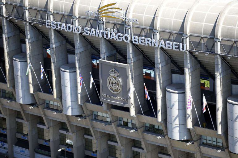 (FILES) Aerial view of Real Madrid&#039;s Santiago Bernabeu Stadium from the top of the Europa Tower in Madrid on September 12, 2013.  Real Madrid&#039;s plans for a multi-million euro redevelopment of their Santiago Bernabeu stadium have suffered a setback after an agreement with the city council was quashed by a Madrid court, the club announced in a statement on February 11, 2015.  AFP PHOTO / GERARD JULIEN