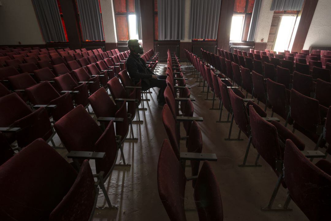 Espectador con mascarilla en una sala de espectáculos