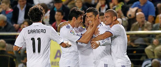 Los jugadores madridistas celebran el gol de falta de Cristiano en El Madrigal.