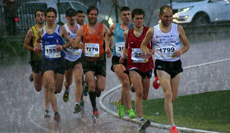 Alejandro Montero (segundo por la dcha.) durante la prueba