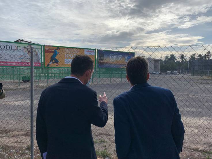 El alcalde y Carlos Mazón viendo los terrenos