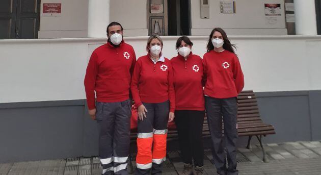 Ana Belén Galarzo, primera por la derecha, junto a otros compañeros del servicio de apoyo psicosocial de Cruz Roja en La Palma.