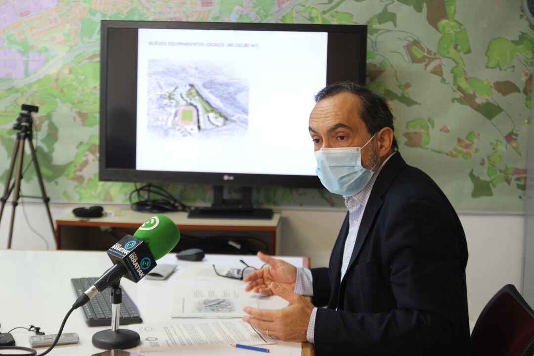 El delegado de Urbanismo, Miguel Ángel Páez, en la presentación del avance del planeamiento urbanístico del ámbito de Txenperenea. 