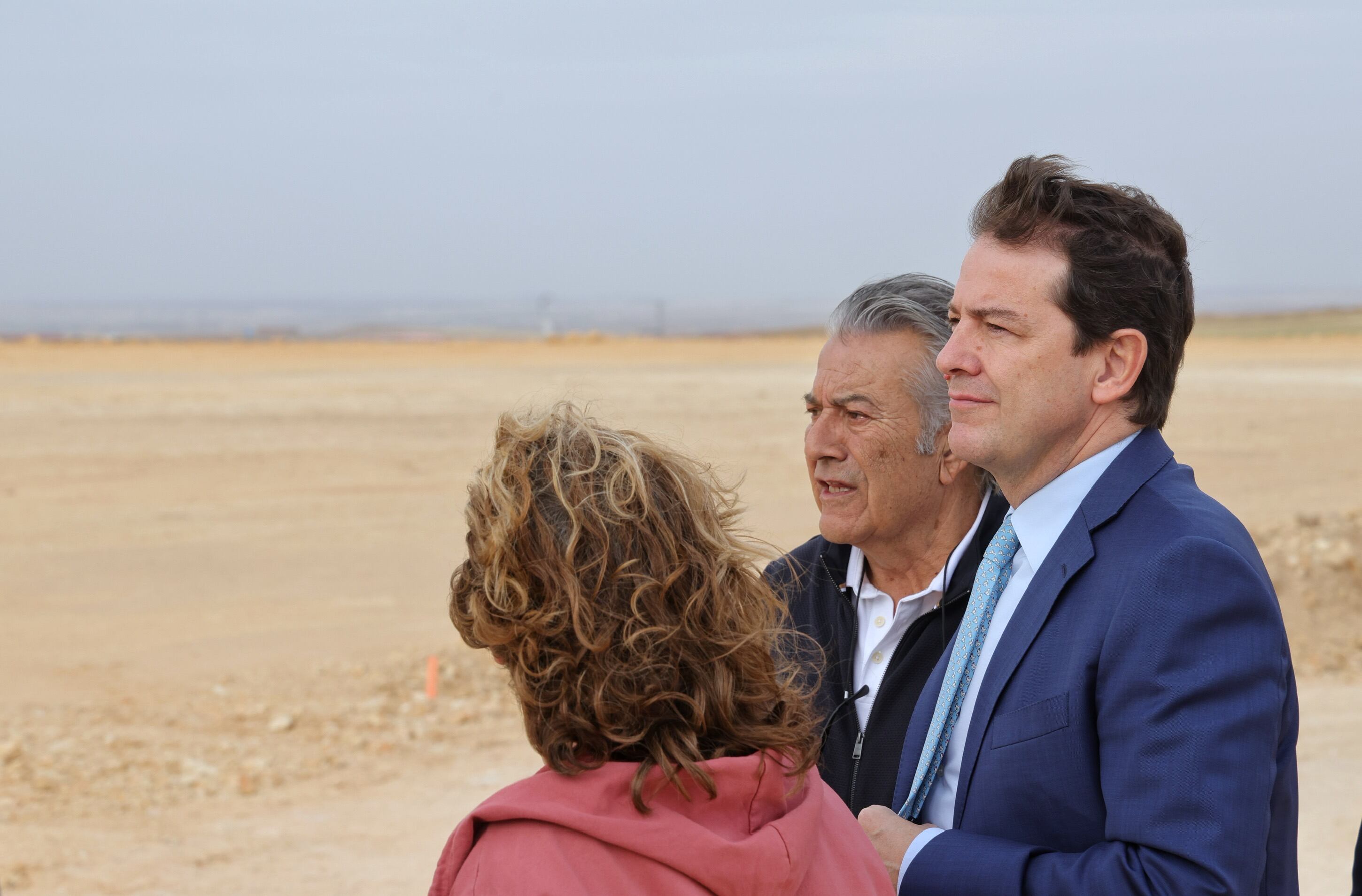 Alfonso Fernández Mañueco en su visita a los terrenos donde se implantará la futura ampliación de Drylock en el municipio segoviano de Bernuy de Porreros