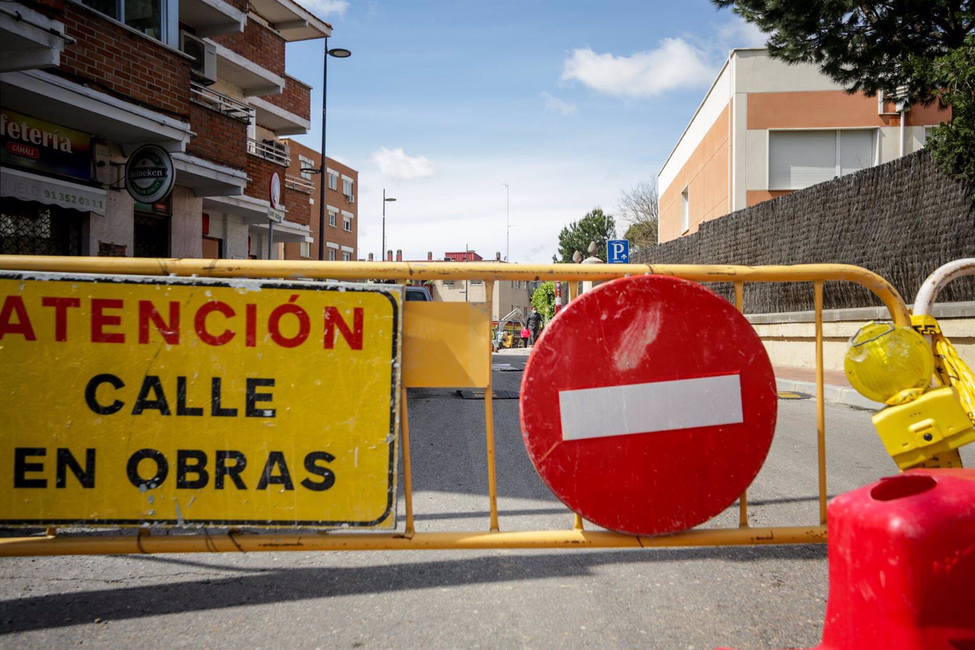 Imagen de archivo de una señal de obras en una calle - Ricardo Rubio - Europa Press - Archivo