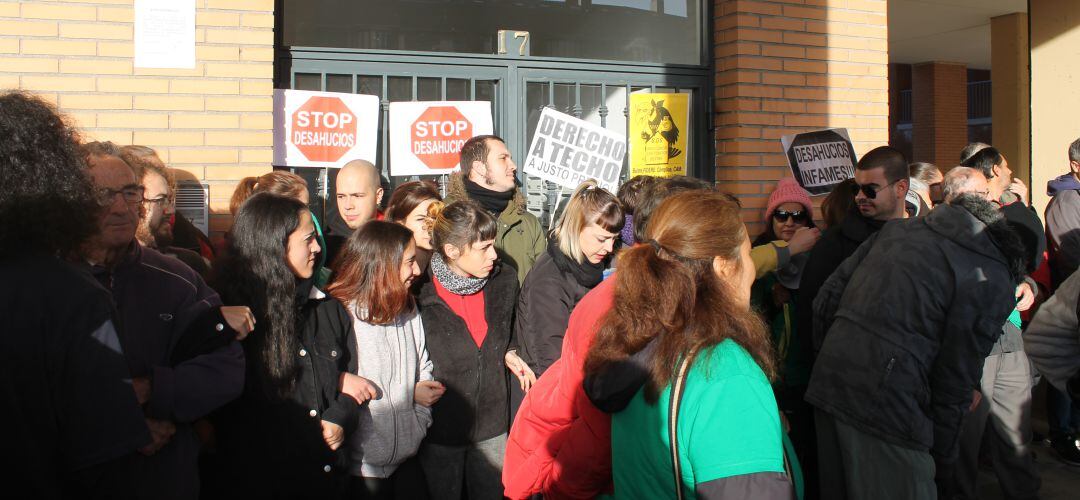 Diversas plataformas de afectados por la hipoteca de la zona norte y de Madrid capital han presionado a las puertas del inmueble 