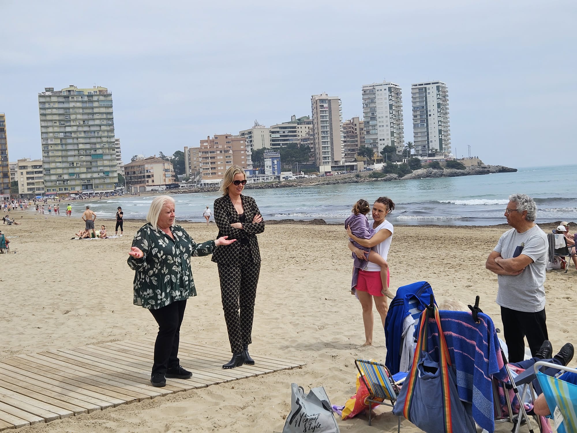 La alcaldesa de Oropesa del Mar, Araceli De Moya, y la concejala de Playas, Isabel Moya, atendiendo a vecinos en las playas