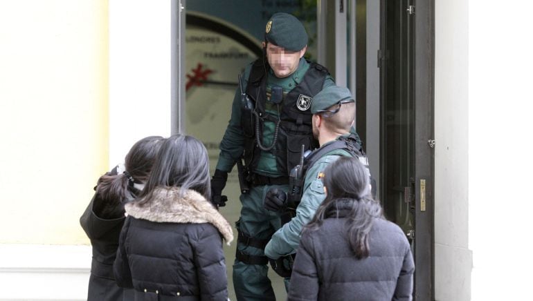 Agentes de la Guardia Civil controlan la entrada a la sede del banco chino ICBC, en el centro de Madrid, que ha sido registrado por supuesto blanqueo de capitales