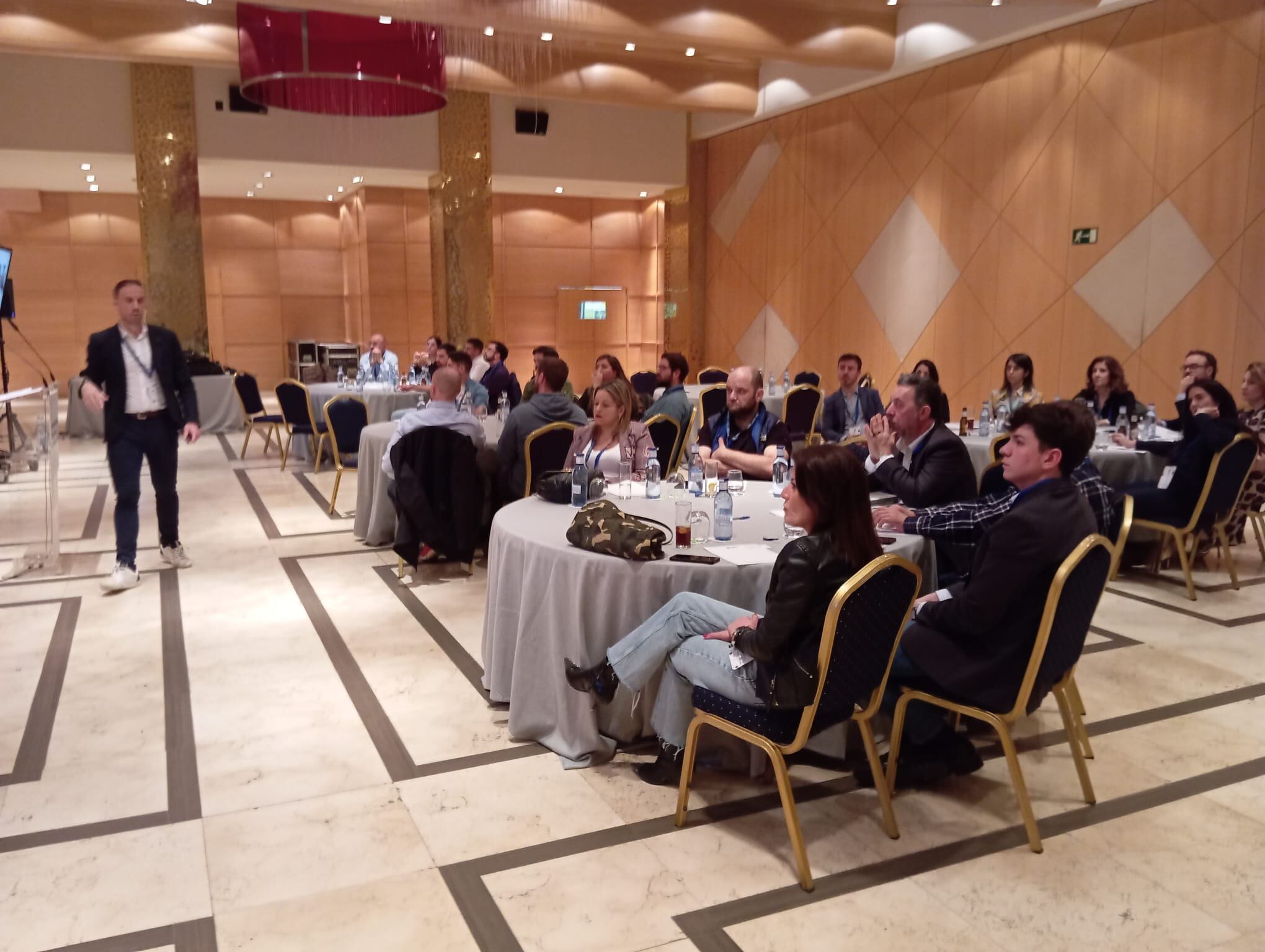 Pedro Becerril, responsable nacional de SER Empresarios, durante su ponencia. 