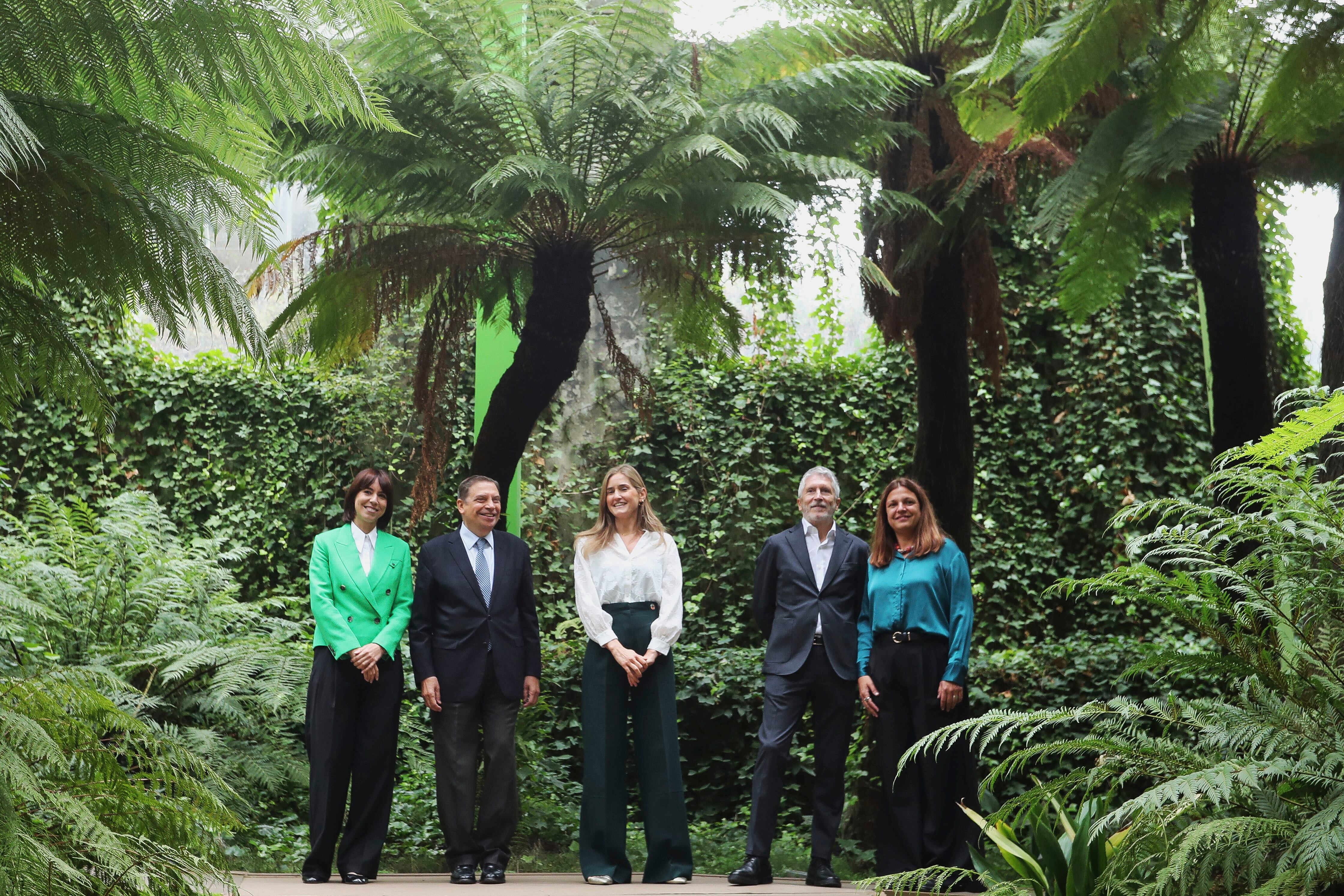 PONFERRADA (LEÓN), 13/10/2025.- La vicepresidenta y ministra para la Transición Ecológica, Sara Aagesen (c), los ministros de Agricultura e Interior, Luis Planas (2i) y Fernando Grande-Marlaska (2d), respectivamente y la titular de Ciencia, Innovación y Universidades, Diana Morant (i), entre otros, participan este lunes y mañana en la convención climática que se celebra en Ponferrada. EFE/ Ana F. Barredo
