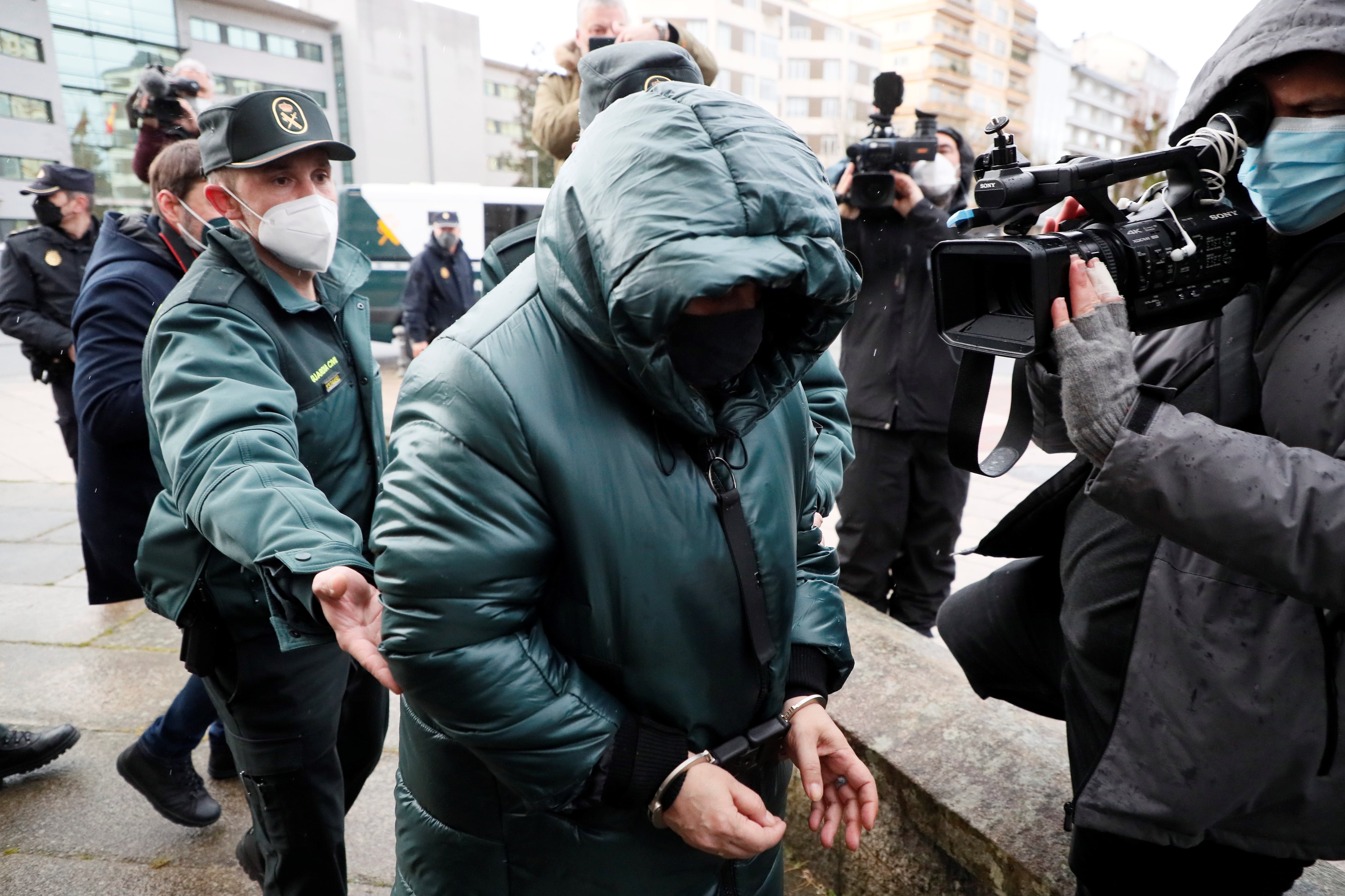 GRAF7811. LUGO, 14/02/2022.- Ana Sandamil, acusada del asesinato de su hija de 7 años Desirée Leal en mayo de 2019, a su llegada a la Audiencia Provincial de Lugo para asistir a la última jornada de la vista oral en la que las partes expondrán sus conclusiones finales. EFE/ Eliseo Trigo
