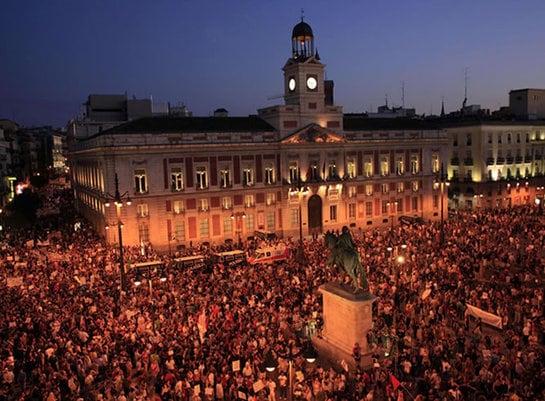 Vista panorámica de la Puerta del Sol durante el encuentro de manifestantes y peregrinos