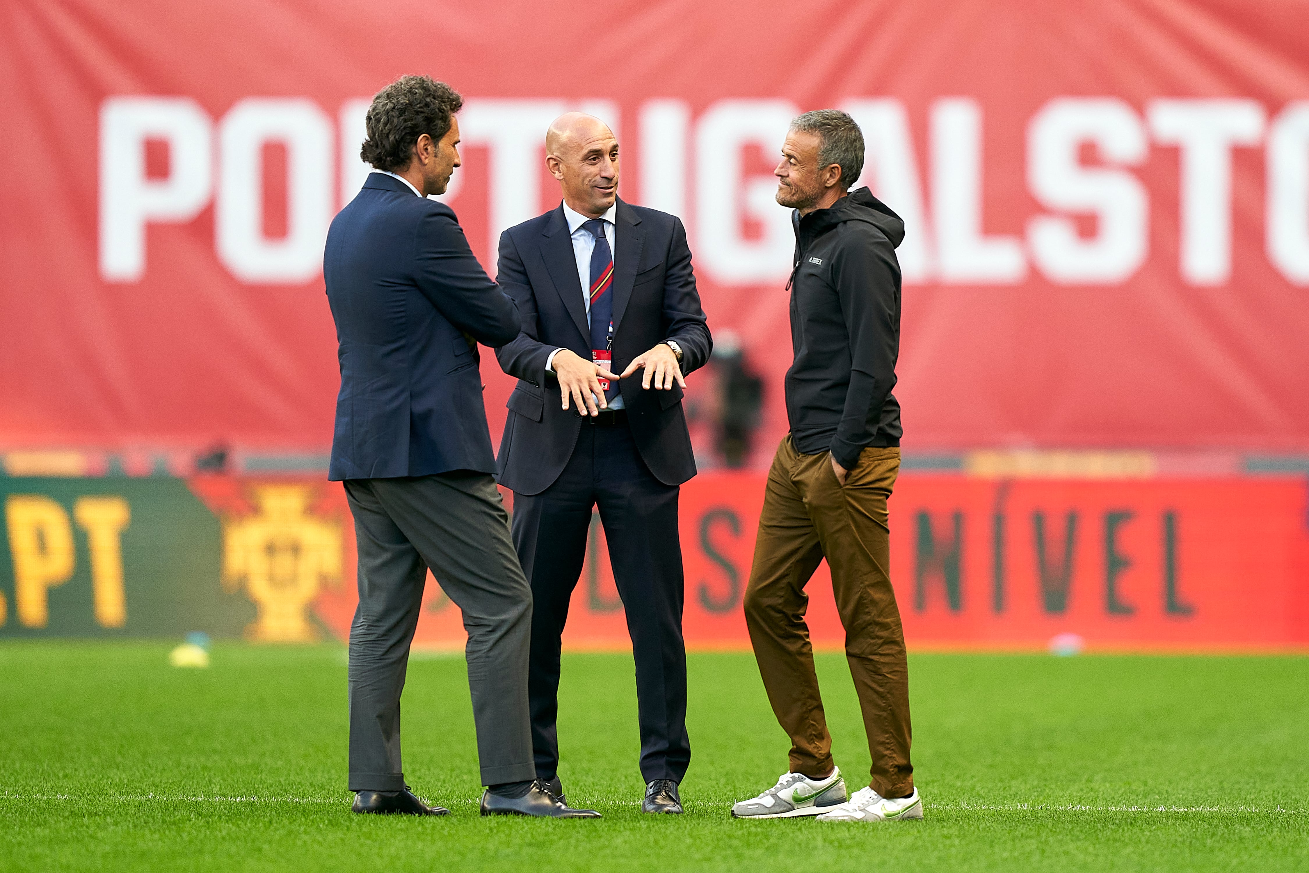 Luis Rubiales, junto a Luis Enrique y José Francisco Molina, en el estadio de Braga de Portugal