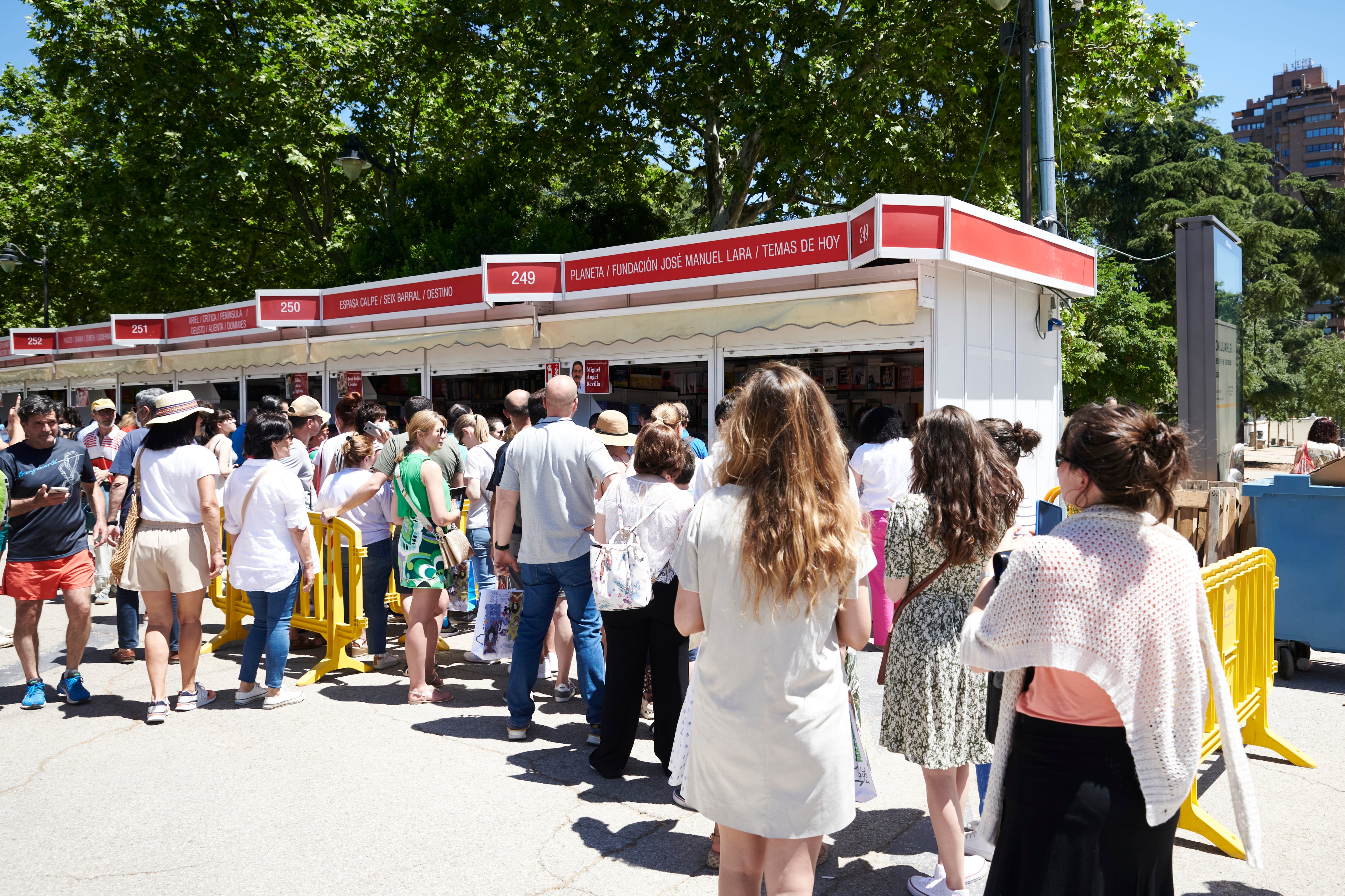 Numerosas personas visitan la Feria del Libro en el Parque del Retiro de Madrid. EFE/ Luca Piergiovanni