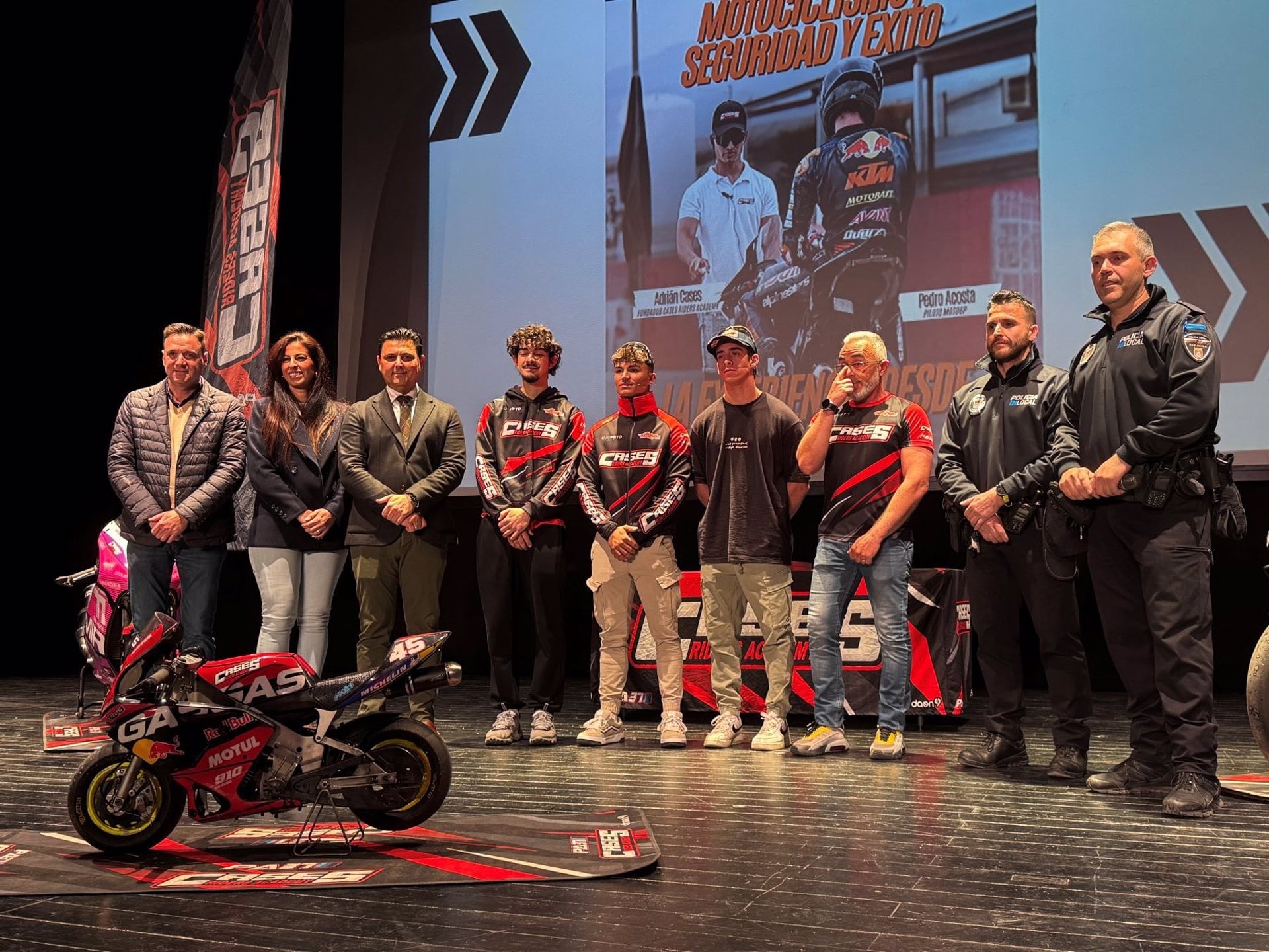 El campeón del mundo de Moto GP Pedro Acosta participa en una actividad del Policía Tutor con estudiantes de San Javier