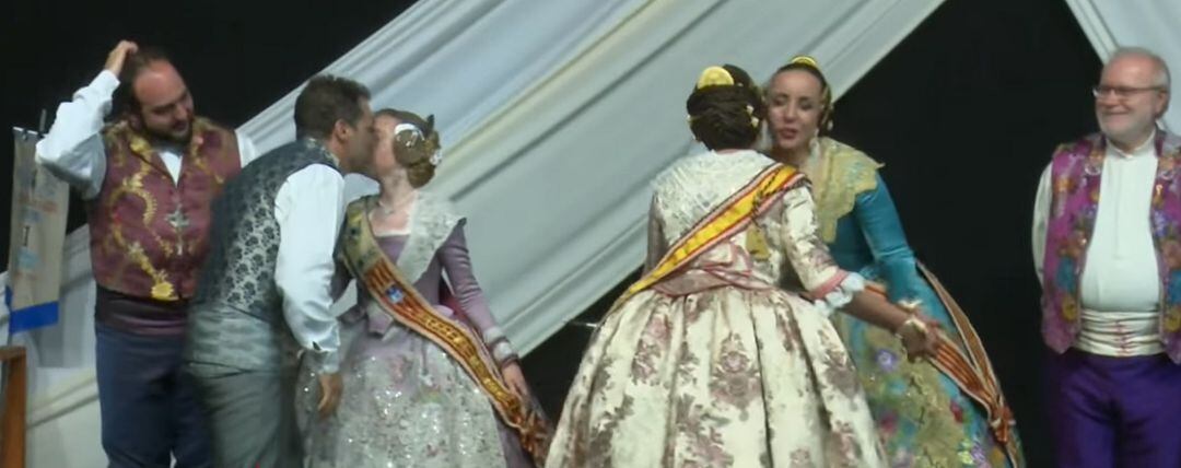 Intercambio de besos en el escenario de la entrega de premios en 2019