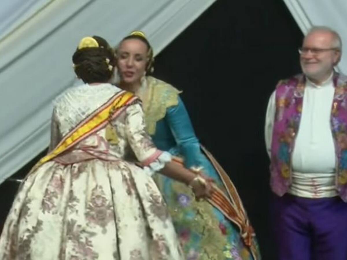 Las fallas de Gandia se niegan a suprimir los besos por el coronavirus en la entrega de premios