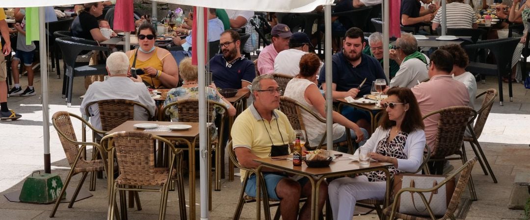 Varias personas en la terraza de un restaurante el día en que el TSXG declara nula la petición de certificado Covid para entrar en hostelería, a 12 de agosto de 2021, en Santiago de Compostela, A Coruña, Galicia