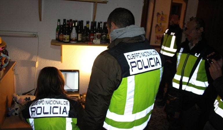 Agentes de la Policía Nacional, durante uno de los registros en la redada contra la pornografía infantil.