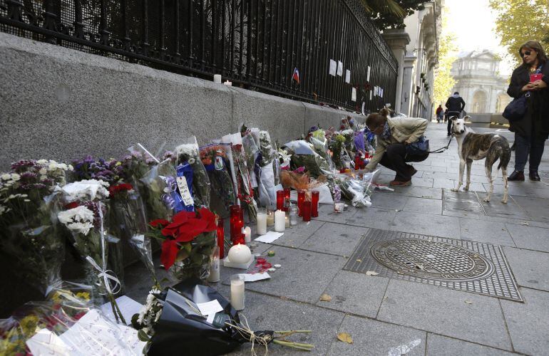 Flores y velas en la embajada de Francia en Madrid en recuerdo de las víctimas de los atentados de París en los que al menos 129 personas han fallecido, entre ellos un español.