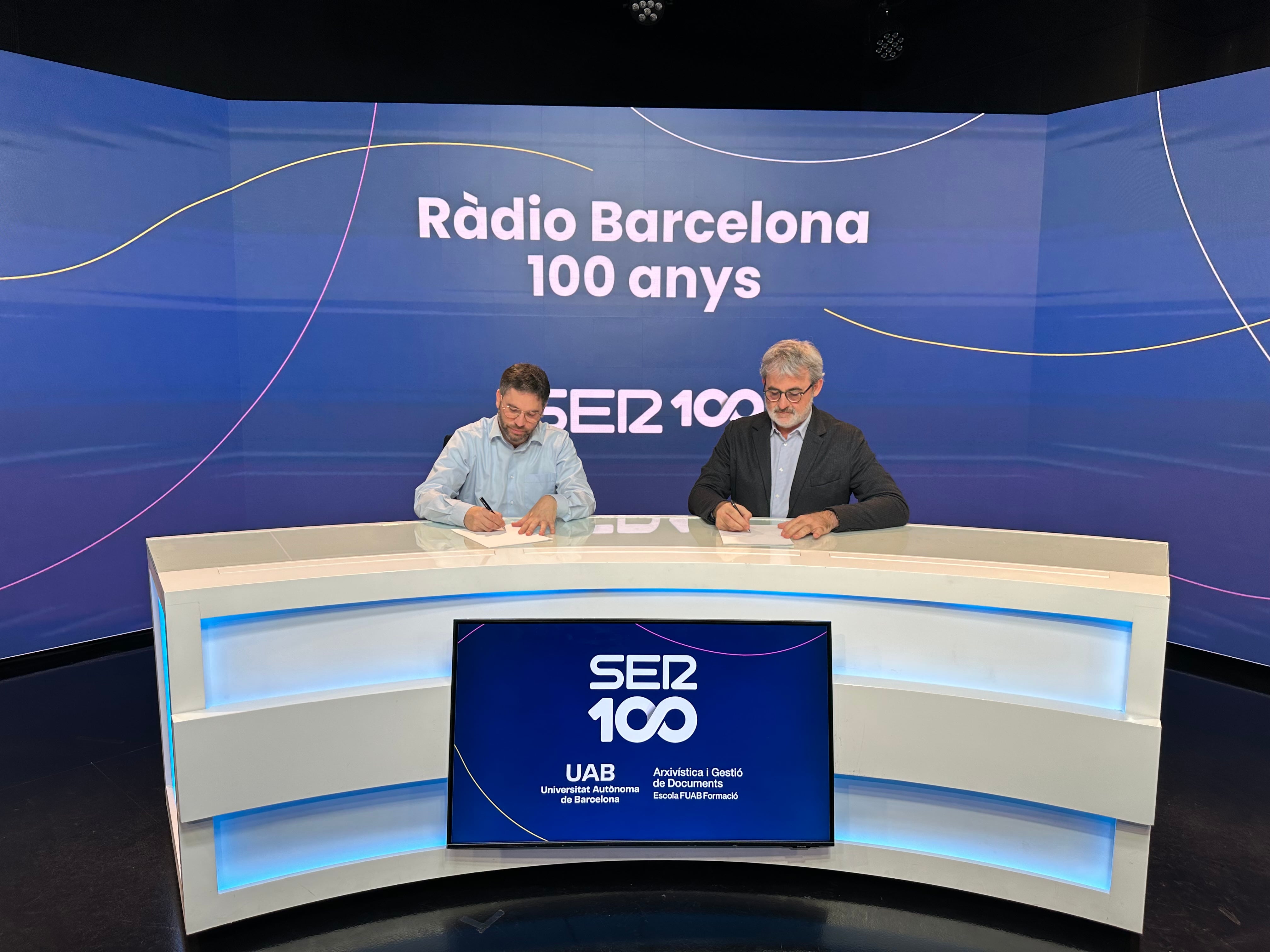 Jaume Serra, director del Centenari de Ràdio Barcelona i Joan Pérez Ventanyol, director dels estudis d'Arxivística i Gestió de Documents de l’Escola FUAB Formació a l'Estudi Toresky