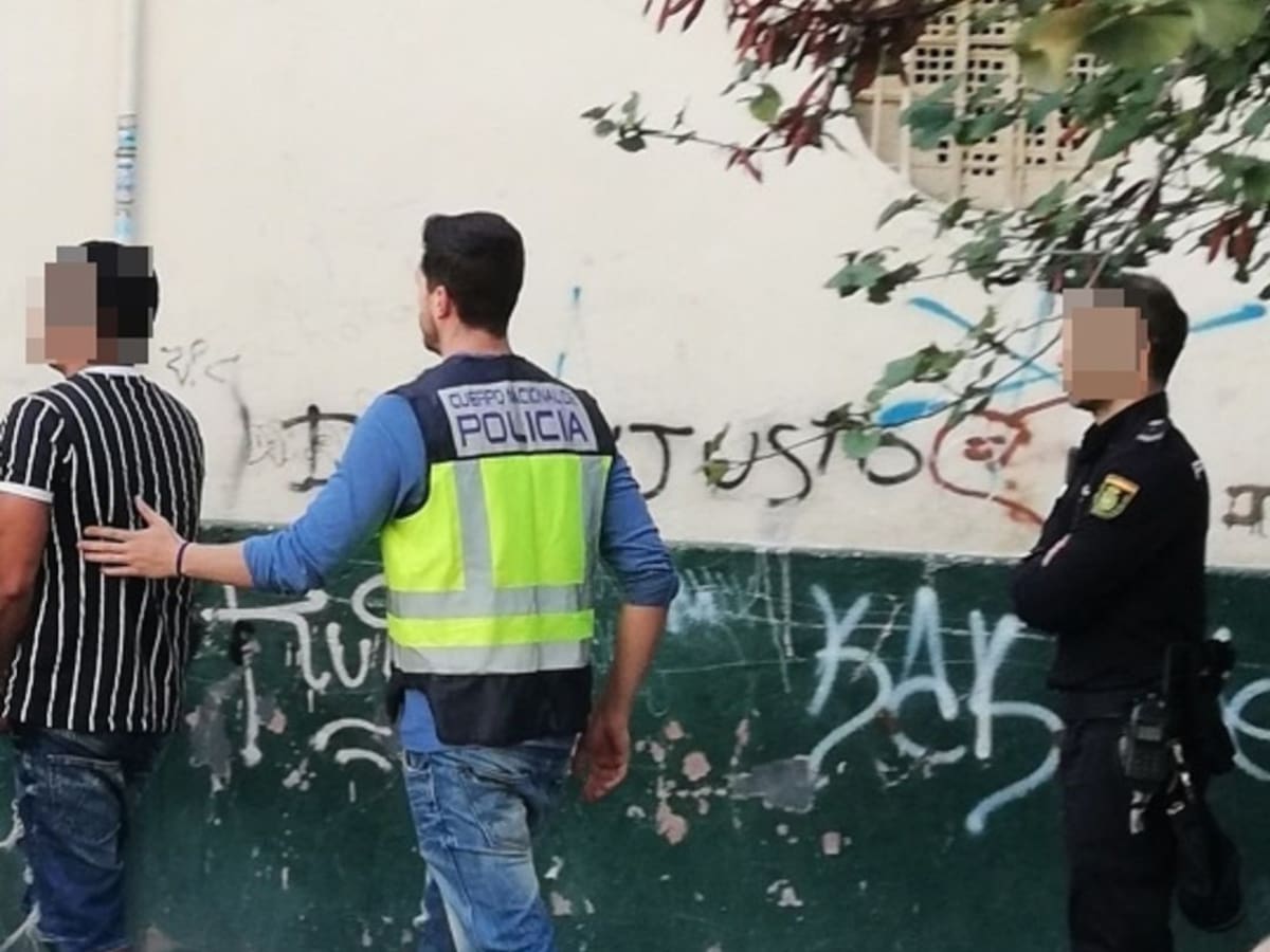 La Policía Nacional desmantela un punto negro de venta de drogas en el Marítim