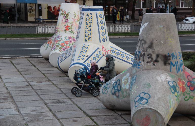 Bloques de cemento para la defensa de la ciudad de Mariupol y decorados por artistas locales