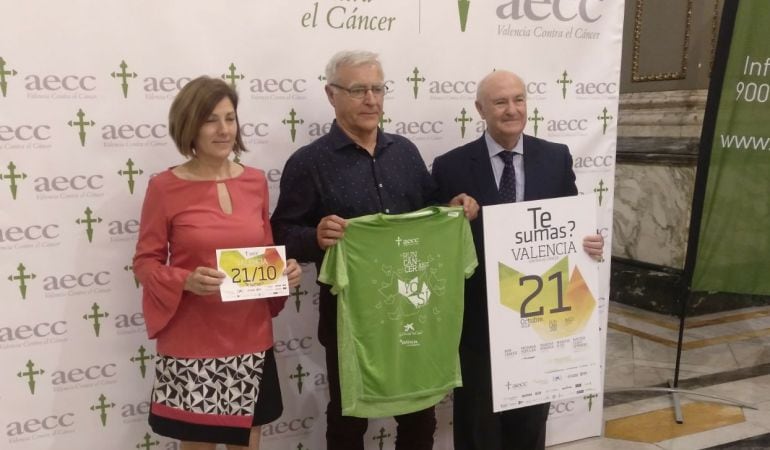 Maite Girau (concejala de Deportes) y Joan Ribó (alcalde de València) junto a Tomás Trénor (presidente de la Asociación Española Contra el Cáncer en la Comunitat Valenciana) durante la presentación de la Carrera contra el cáncer