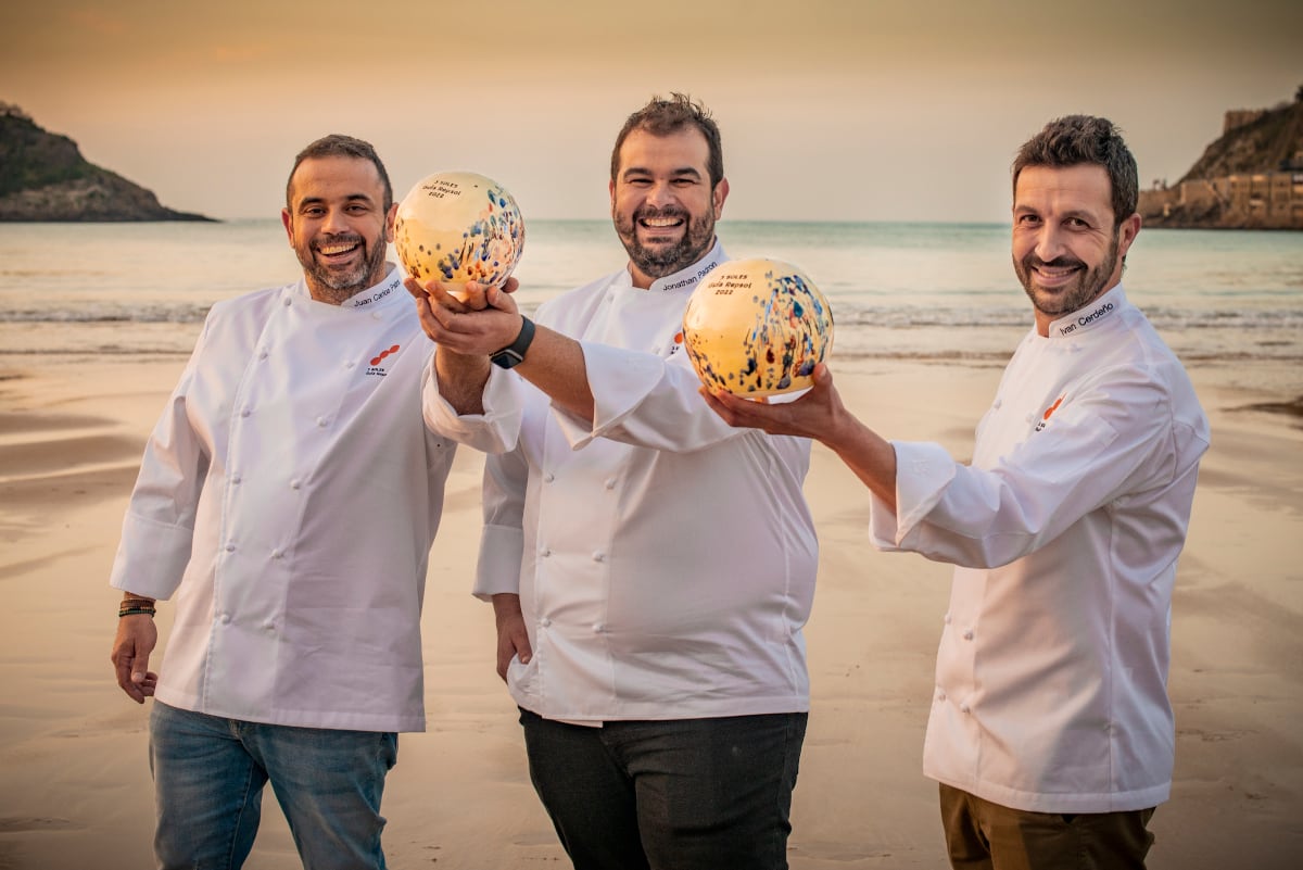 Iván Cerdeño (El Cigarral del Ángel) y los hermanos Jonathan y Juan Carlos Rincón (El Rincón de Juan Carlos), presumiendo de tres soles Repsol en la playa de La Concha de San Sebastián.