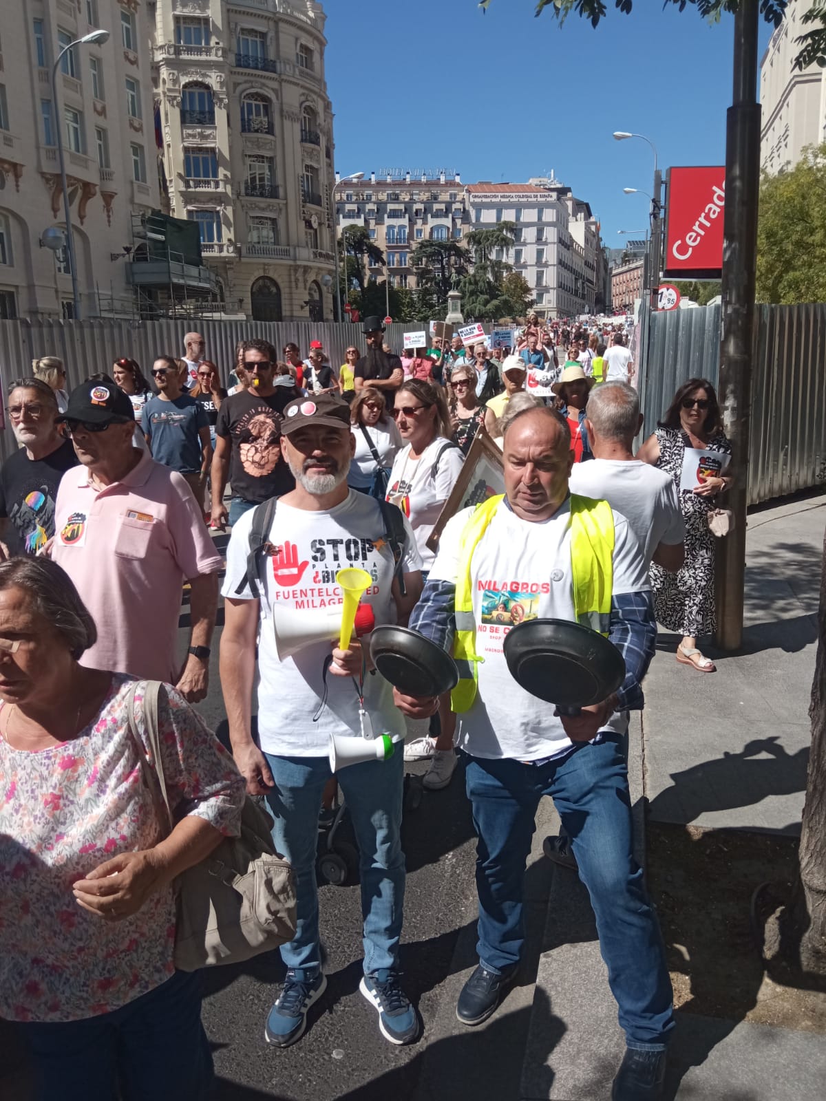 Vecinos de Milagros en la manifestación de Madrid por la regulación de macrogranjas y plantas de biogás