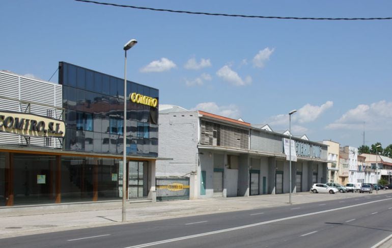 A les naus de la carretera de Barcelona hi viuen una vintena de persones.