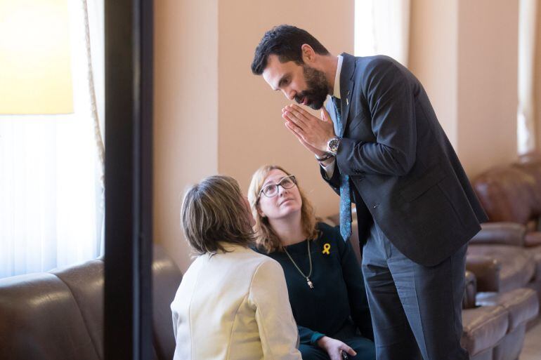 El presidente del Parlament, Roger Torrent (d), junto a la secretaria cuarta de la mesa, Alba Vergés (i) durante el pleno en el Parlament celebrado en el que se debate varias propuestas de resolución presentadas por los grupos parlamentarios en las que se defiende el derecho de Carles Puigdemont, Jordi Sánchez y Jordi Turull a ser investidos como presidentes de la Generalitat