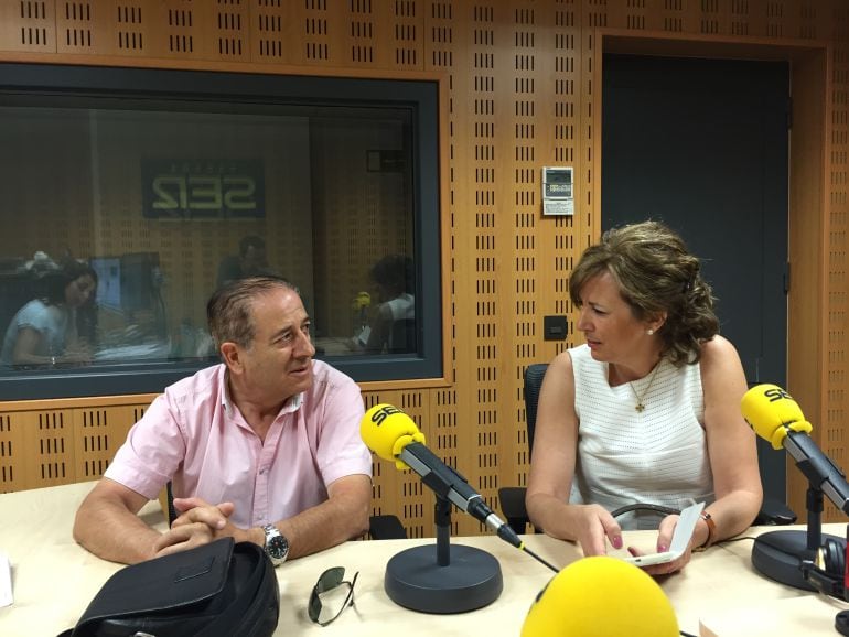 Francisco Álvarez y Maite Prada, presentando las tertulias humanísticas del Teléfono de la Esperanza.
