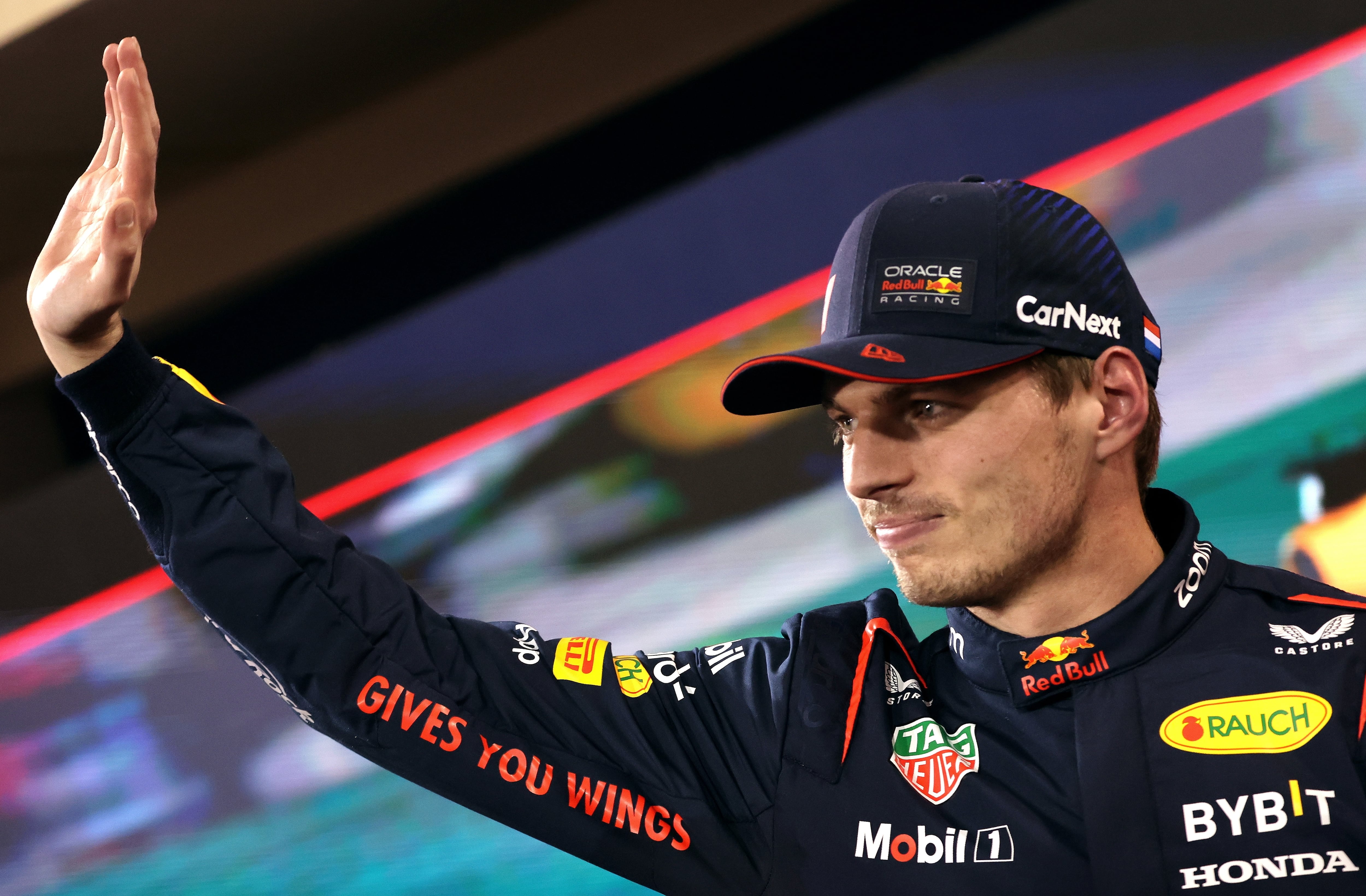 Max Verstappen saluda tras conseguir la &quot;pole&quot; en la sesión clasificatoria del Gran Premio de Baréin, EFE/Ali Haider