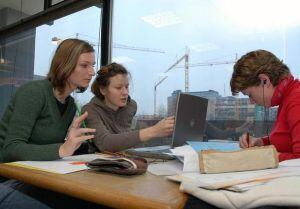 Grup de dones treballant