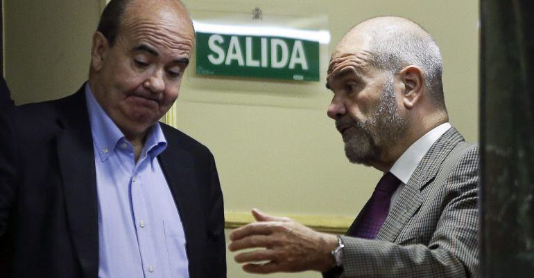 Los diputados socialistas Manuel Chaves (d) y Gaspar Zarrías (i) conversan durante el pleno del Congreso 