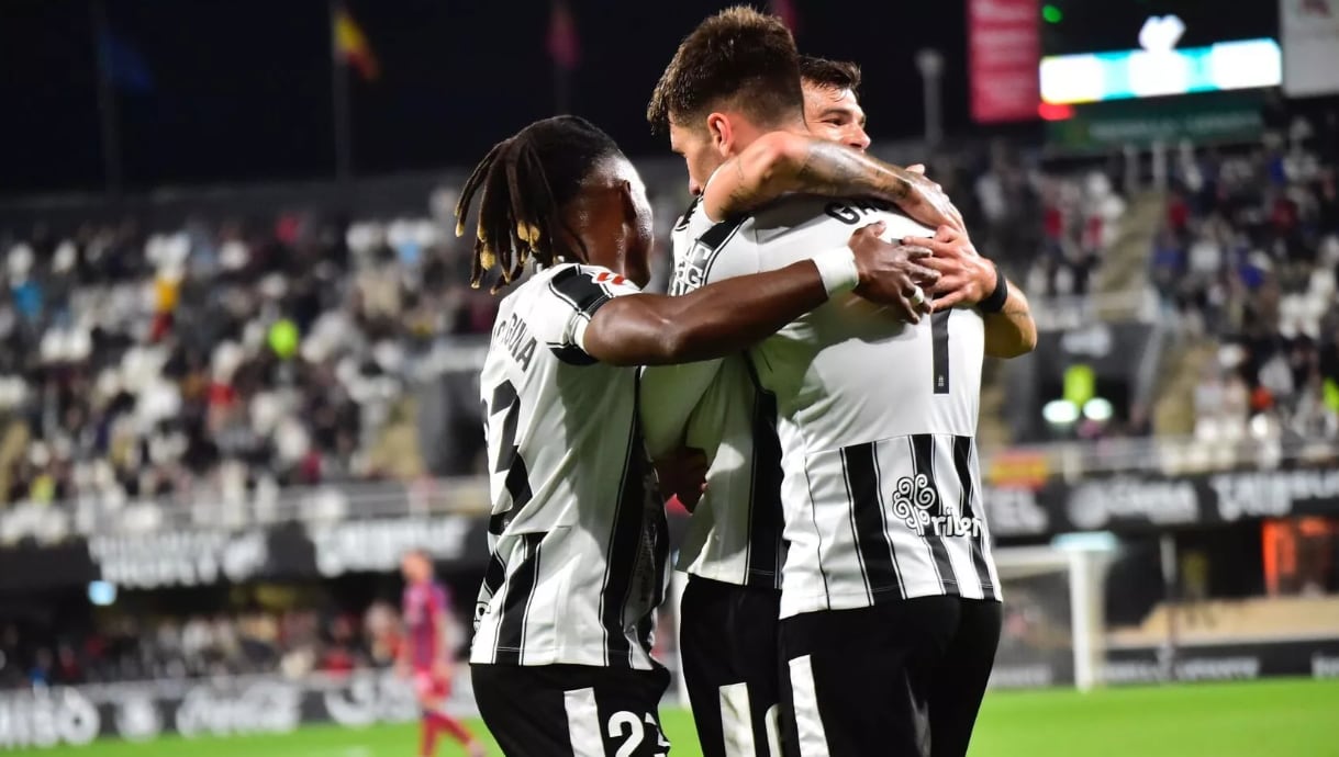 La plantilla albinegra celebra el gol de Gastón Valles