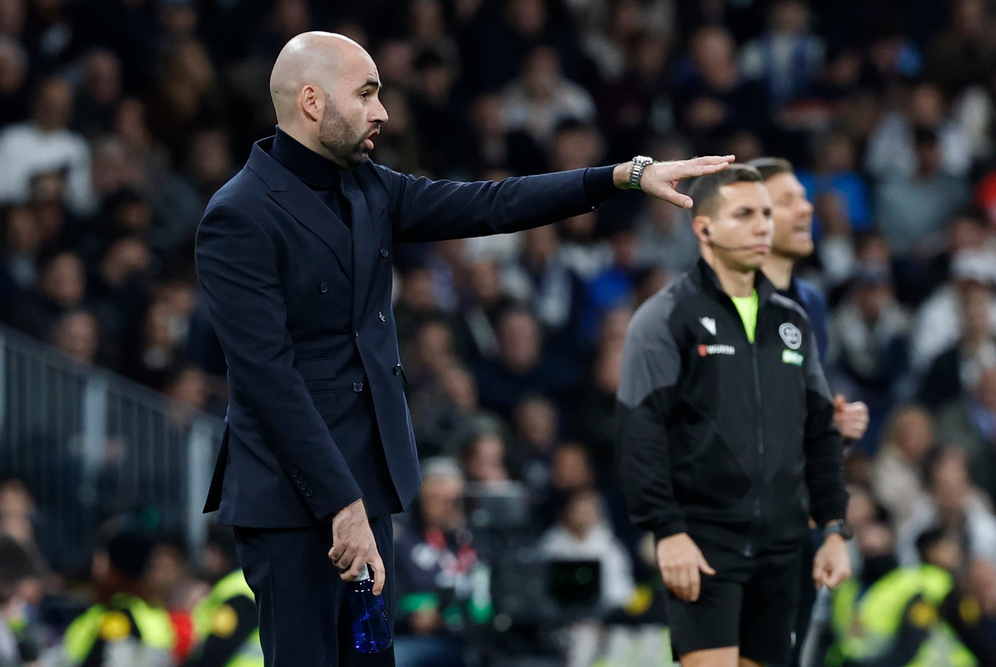 MADRID, 07/12/2025.- El entrenador del Celta de Vigo Claudio Giráldez, durante el partido de la jornada 15 de Liga que disputan el Real Madrid y el Celta de vigo en el estadio Bernabéu de Madrid. EFE/ Chema Moya