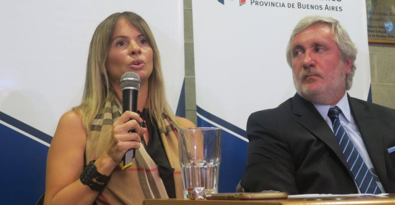 El procurador general de la provincia de Buenos Aires, Julio Conte Grand (d), y la fiscal María Soledad Garibaldi (i) ofrecen una rueda de prensa