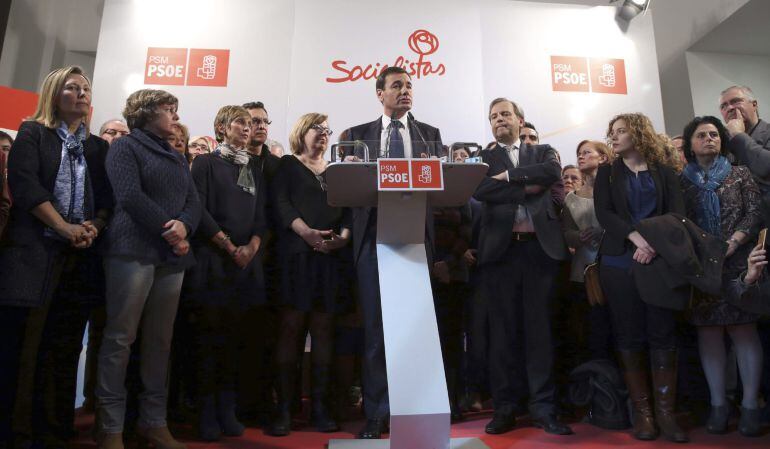 GRA151. Madrid. 11/02/2015,- El hasta hoy secretario general del PSM y candidato autonómico en los comicios de mayo en Madrid, Tomás Gómez (c), junto a los principales dirigentes de la federación madrileña durante la rueda de prensa que ofreció tras ser d