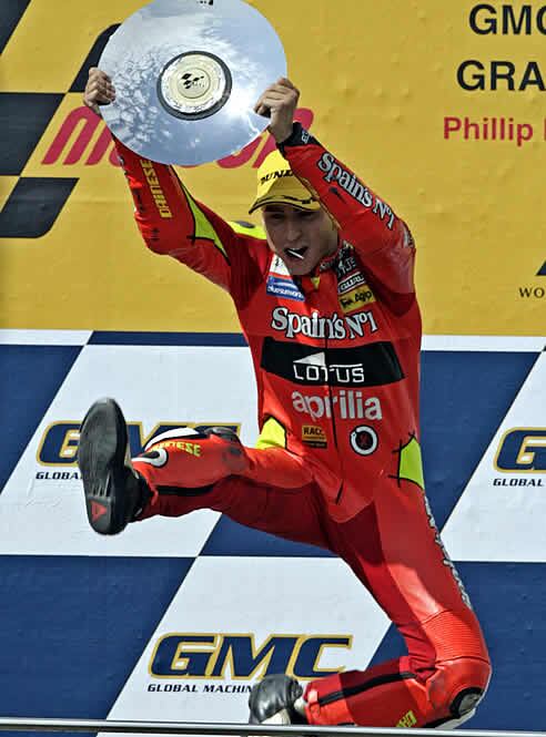 El piloto español Jorge Lorenzo celebra el podio su triunfo en 250 en el GP de Australia.