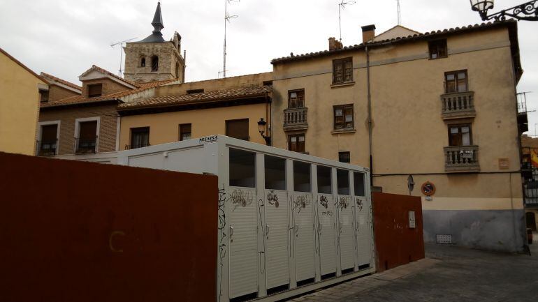 Urinarios portátiles colocados en la calle Santa Ana frente a la sede de DISFAR